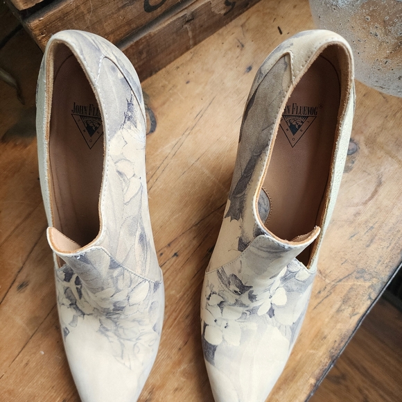 John Fluevog "Kendra" beige/Grey floral leather heels - Picture 5 of 6